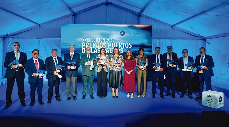 Premiados con la presidenta de la Autoridad Portuaria de Las Palmas, Beatriz Calzada, y la gerente de la Fundación Puertos de Las Palmas,