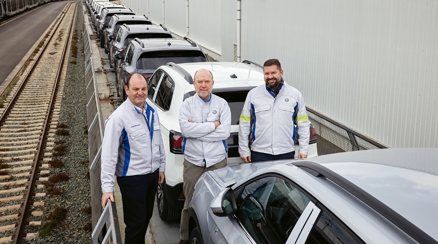 De izquierda a derecha, Alfonso Eslava (director de Logística), Pablo Mendívil (gerente de Programación y Control de la Producción/Distribución) y Michal Dano (responsable de Distribución).