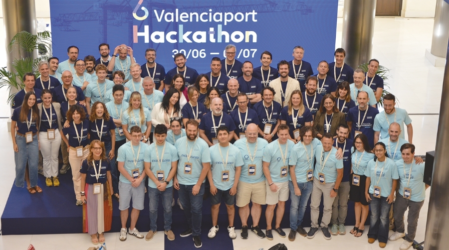 Participantes en el Valenciaport Hackathon junto a organizadores, retadores y colaboradores. Foto J.C.P.