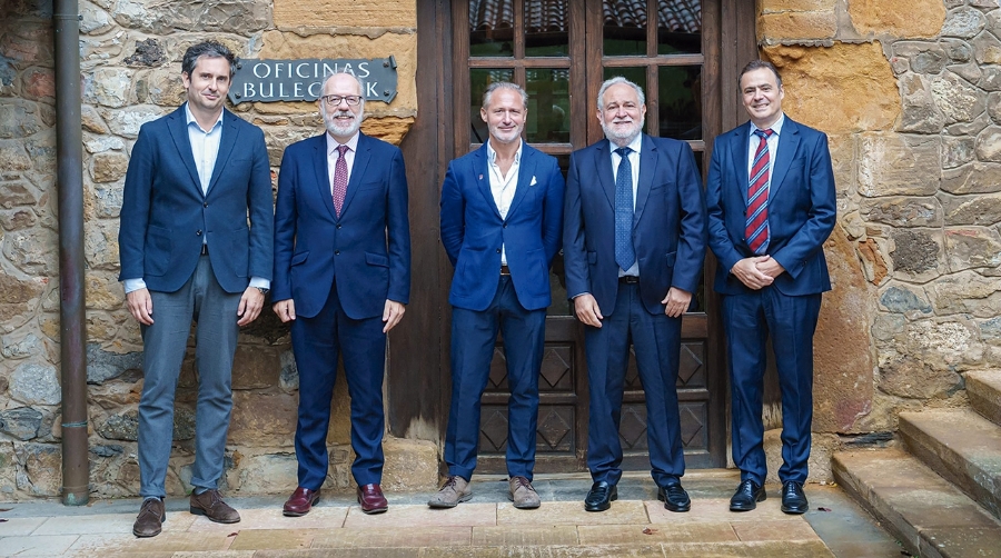 Un momento de la visita de Iván Jiménez a Petronor.