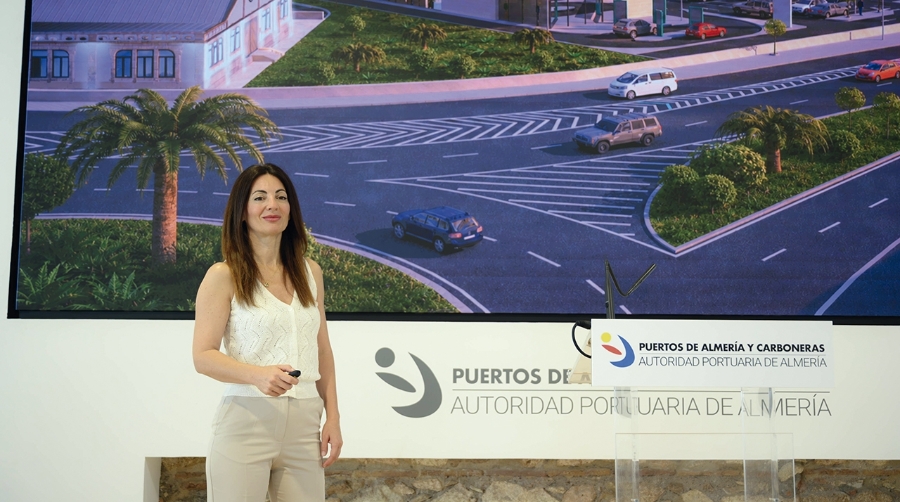 Rosario Soto, presidenta de la Autoridad Portuaria de Almería, durante la presentación del proyecto.