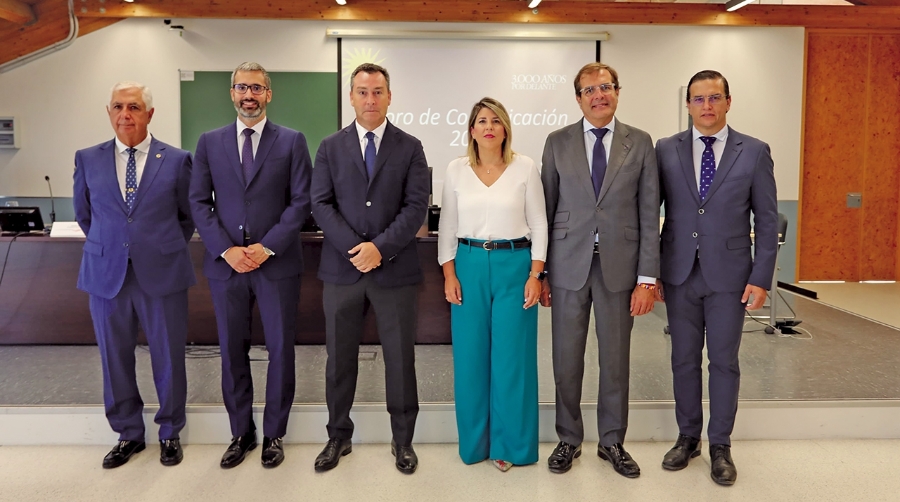 Un momento de la visita de Gustavo Santana al Puerto de Cartagena.