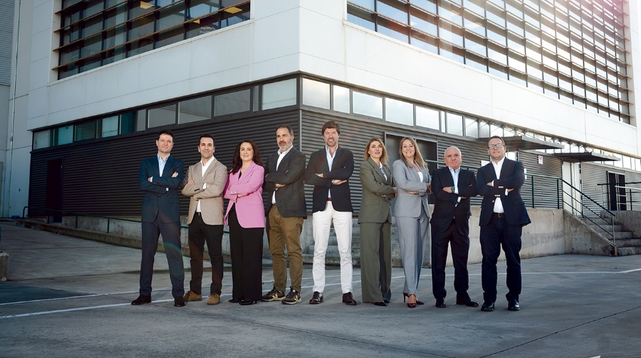 Alejandro Mateo, Director de Calidad; Emilio Pericet, Director de Sistemas; Laura López, Directora de Recursos Humanos; Enric Castell, Director de Desarrollo de Negocio; Manuel de Mendizábal, CEO; Lola Ortega, Directora de Control de Gestión; Silvia Tébar, Directora de Compras e Infraestructuras; Javier Homedes, Director Financiero; Miguel A. Parra, Director de Logística y Distribución.