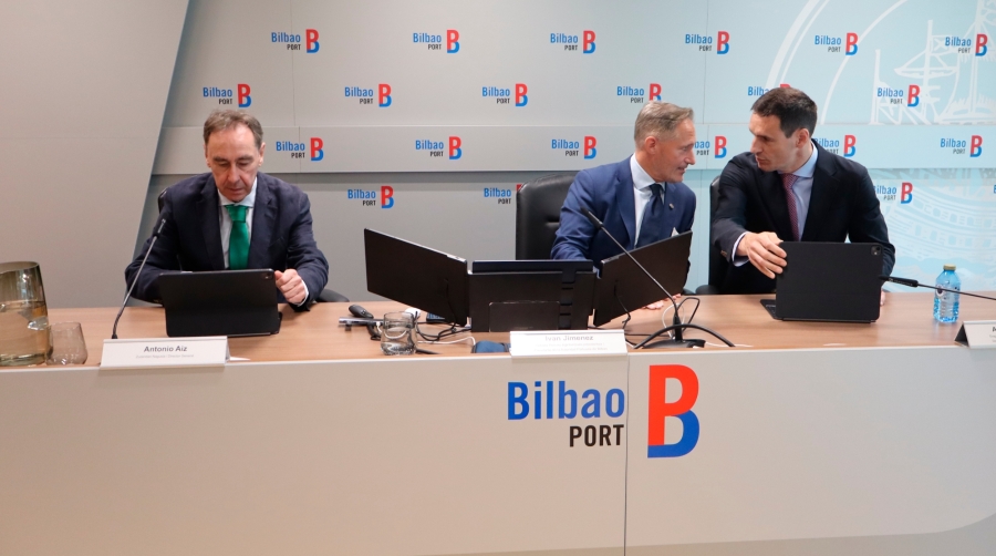 El presidente de la Autoridad Portuaria de Bilbao, Iván Jiménez (centro), conversa con el director de Operaciones, Comercial y Logística, Andima Ormaetxe, en presencia del director, Antonio Aiz. Foto J.P.