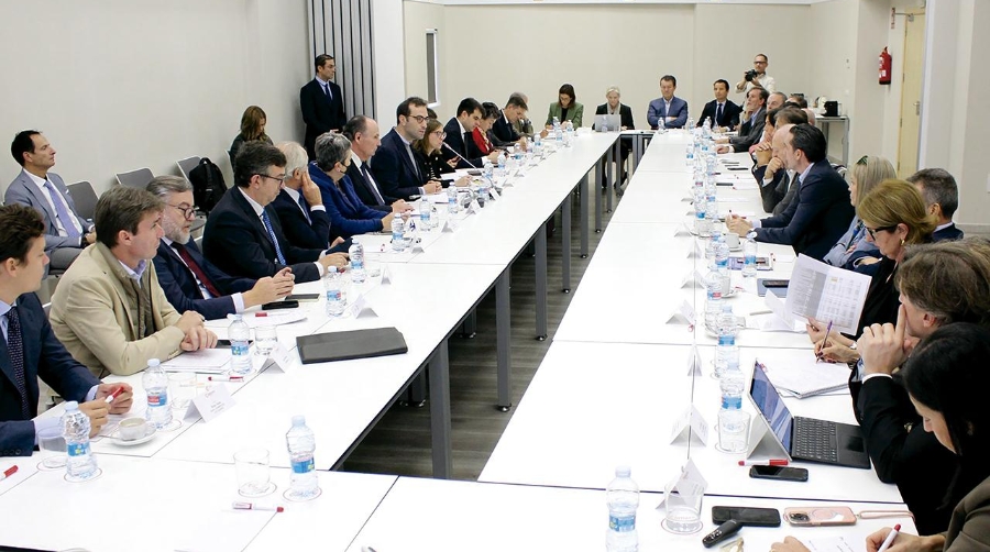 Un momento del encuentro mantenido entre las empresas afectadas por la DANA y el ministro de Economía Carlos Cuerpo.