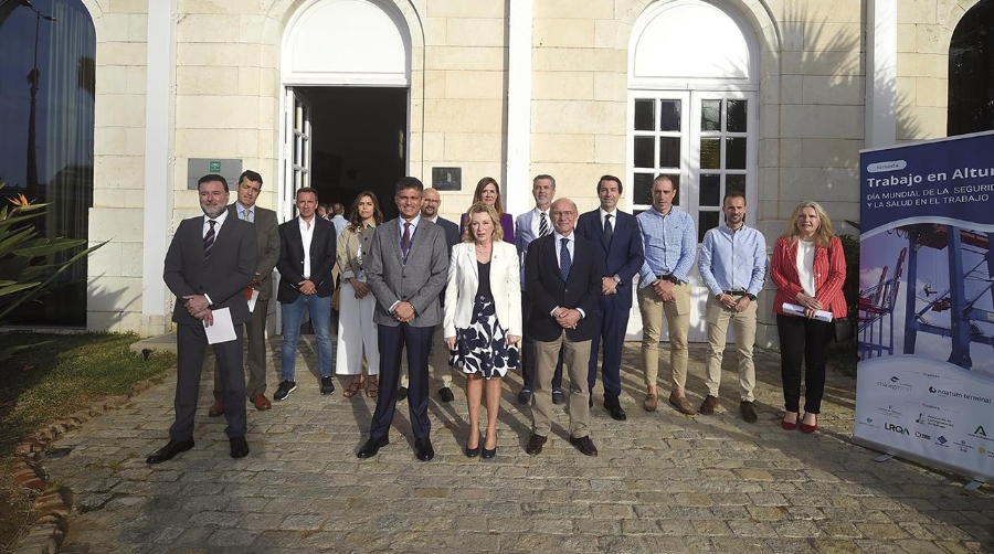 Representantes institucionales y ponentes de Noatum Terminal Málaga y la Fundación Málagaport.