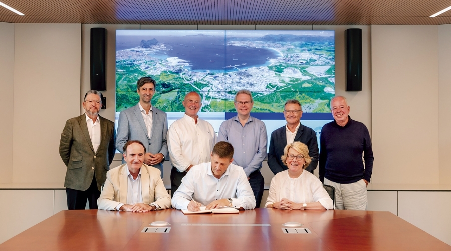 De izda a dcha de arriba abajo: José Luis Hormaechea, director general APBA; Cédric Virciglio, director de planificación de Haropa Ports y vicepresidente ESPO; Eamonn O’Reilly, ex presidente de ESPO; el profesor David Criekemans; Santiago García Milá, subdirector general de Innovación y Estrategia de Negocio del Port de Barcelona; Victor Schoenmakers, ex presidente de ESPO; Gerardo Landaluce, presidente APBA y vicepresidente ESPO; Ansis Zeltiņš, presidente ESPO e Isabelle Ryckboost, secretaria general ESPO.