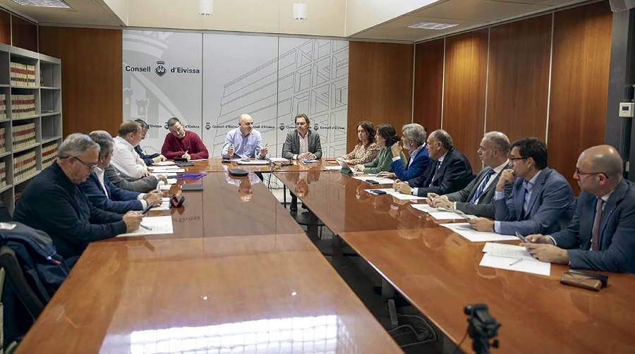 Reunión en el Consell d´ Eivissa.