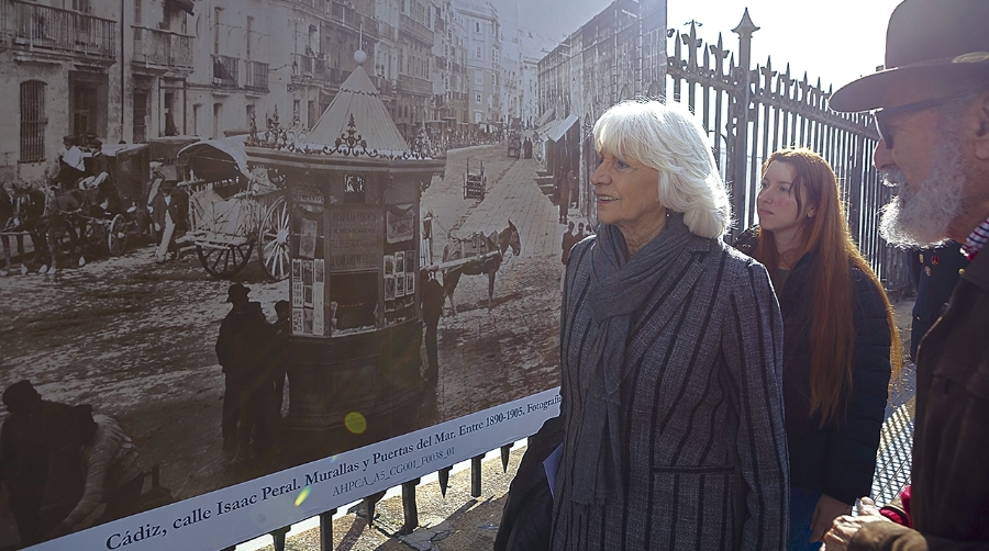 La presidenta de la AP de Cádiz, Teófila Martínez, contempla una de las fotos.
