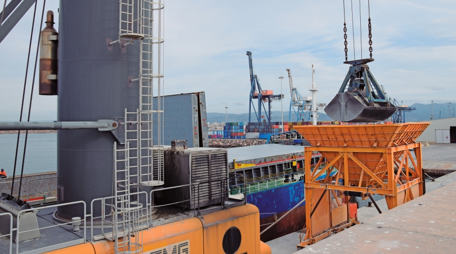 Alrededor del 90% de las materias primas utilizadas por el sector cerámico son importadas por el Puerto de Castellón.