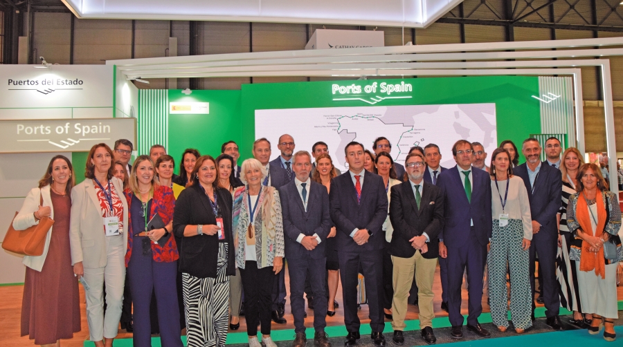 El presidente de Puertos del Estado, Gustavo Santana, junto al resto de representantes del sistema portuario español presentes en Fruit Attraction. Foto M.C.