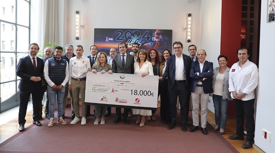 Momento de la entrega del cheque.