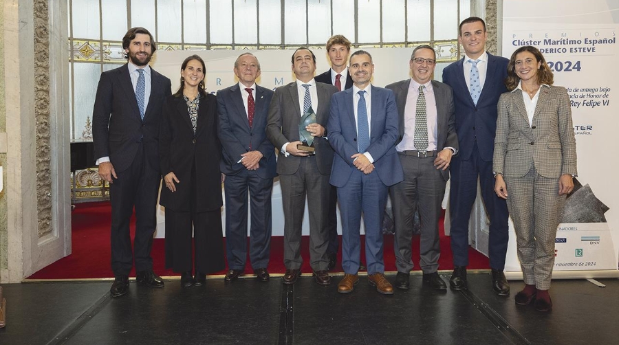 Representantes del Grupo Pérez y Cía junto a los regatistas de Sail GP en la entrega de premios. © Foto Alfonso Esteban STB Estudio