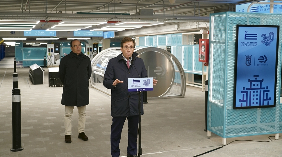 El alcalde de Madrid, José Luis Martínez-Almeida, durante la visita al hub.