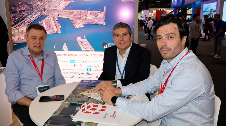 Desde la izquierda: Fernando Oviedo, director de Erhardt Ertransit; Roberto Bartolomé, de UniportBilbao; Gorka Loranca, Head of Network de Erhardt Ertransit. Foto J.P.