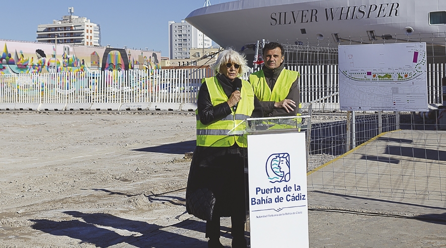 La presidenta de la Autoridad Portuaria de la Bahía de Cádiz, Teófila Martínez, y el alcalde de la ciudad, Bruno García, han visitado esta mañana el inicio de la obra de ordenación del Muelle Ciudad.