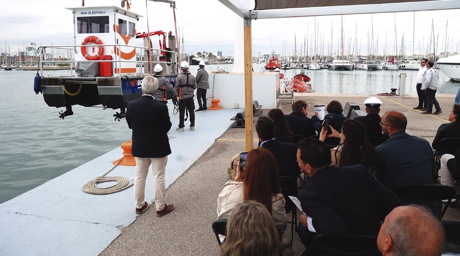 Marina Port Valencia incorpora una embarcación 100% eléctrica capaz de retirar residuos y contener hidrocarburos sin generar emisiones contaminantes.