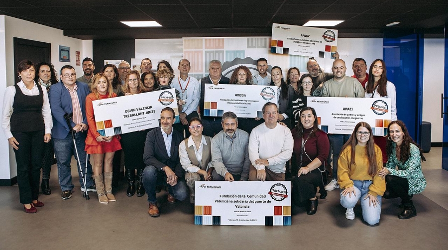 Durante el acto, los representantes de las 7 asociaciones premiadas han recibido un cheque simbólico de la ayuda otorgada y un trofeo de recuerdo.