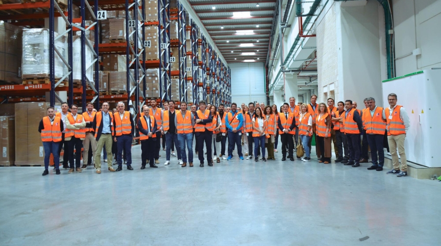 Xabier Azarloza, CEO de In Side Logistics, junto a los asistentes a la presentación de las nuevas instalaciones del operador en Riba-roja. En el evento, celebrado ayer, también se dio a conocer el nuevo software de la firma llamado IRIS que busca impulsar la competitividad de las empresas. Foto L.D.