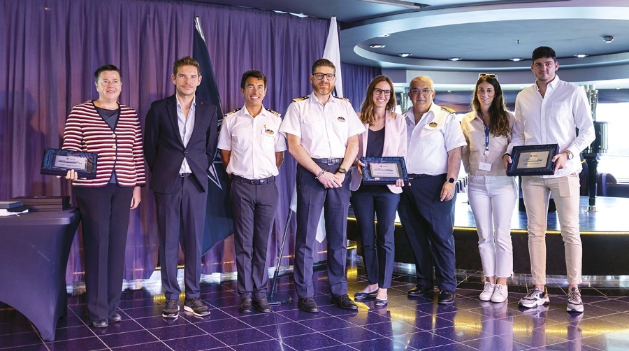 Durante el acto, han estado presentes el capitán de “MSC Magnifica”, Ciro Pinto; el director general de MSC Cruceros España, Fernando Pacheco; y la directora comercial de la Autoridad Portuaria, Genoveva Climent.