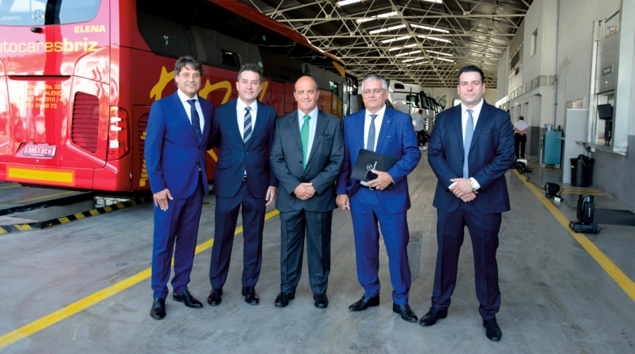 Desde la izquierda: Carlos Sierra, gerente de Valencia y Castellón de Autoprima Levante; Daniel Monedero, director general de post-venta de Autoprima Levante; Antonio García Patiño, presidente de Mercedes-Benz Trucks de España y Portugal; Juan Carlos Monedero, director general de Autoprima Levante; y Fidel Monedero, gerente de Turismo y Furgonetas en Cuenca de Autoprima Levante. Foto Magda Tatay.