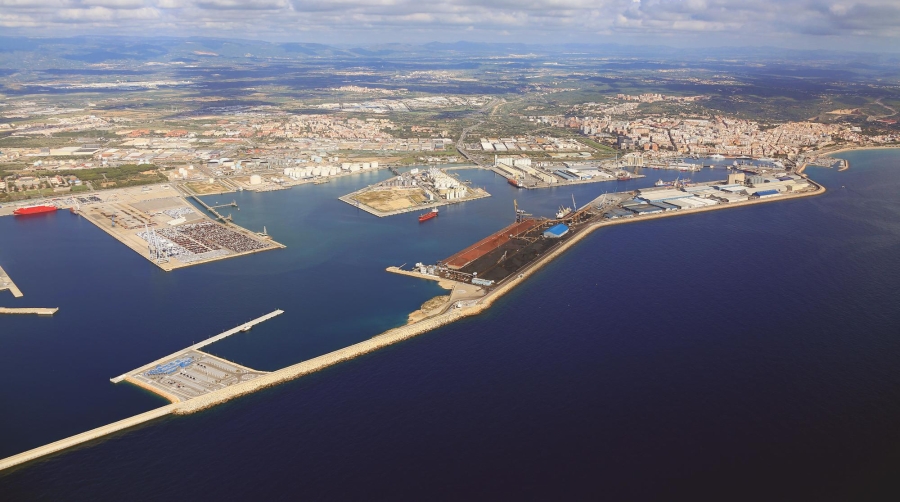 El Puerto de Tarragona incrementó un 8,9% el tráfico de graneles sólidos en 2023, con el muelle Catalunya como uno de los principales punto de amarre.