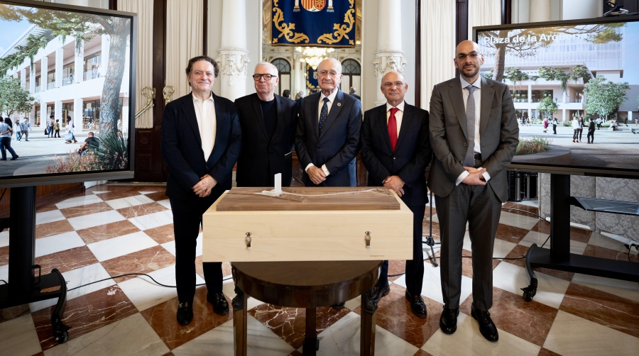 El arquitecto David Chipperfield y los promotores del proyecto, Grupo Inversor Hesperia y el fondo Al Alfia, han presentado las líneas maestras del proyecto al alcalde de Málaga y a la Autoridad Portuaria de la ciudad.