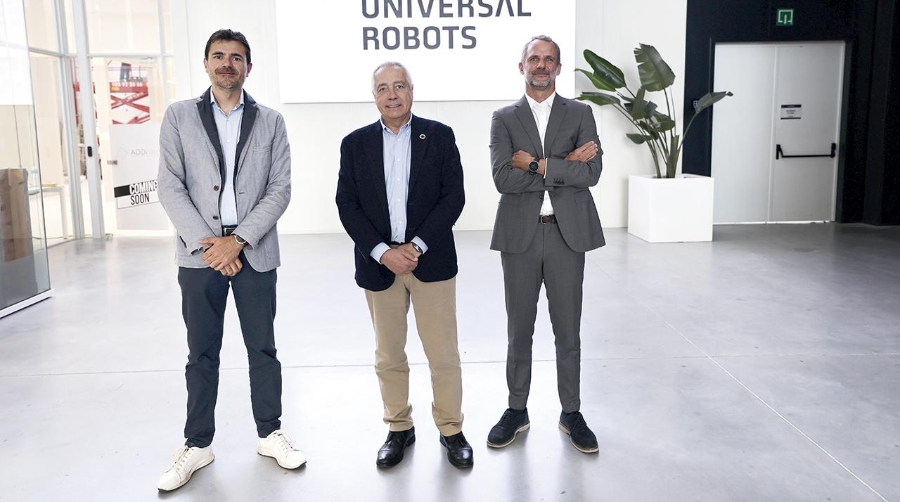 Jordi Pelegrí, Country Manager España y Portugal de Universal Robots; Pere Navarro, delegado especial del Estado en el CZFB; y Jacob Pascual, General Manager for Southern Europe de Universal Robots.