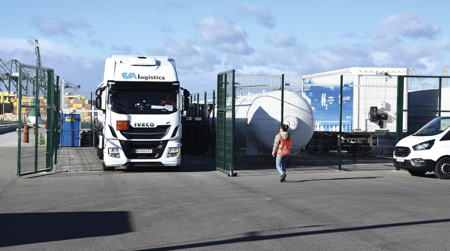 El Puerto de Valencia realiza el primer abastecimiento con su nueva hidrogenera
