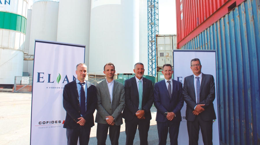 Héctor Calls, director de Sostenibilidad de Port de Barcelona; Miguel Tiana, director general de Cofides, Miquel Sàmper, conseller d’Empresa i Treball, y Andrés Martín, CEO y fundador de Elian; y Josep Otero, director de Gestión de Concesiones y Tarifas de Port de Barcelona. Foto M.V.