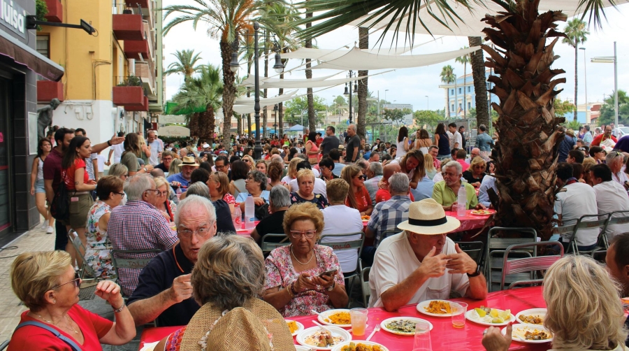 Cientos de personas acudieron a las Paellas de El Grao.