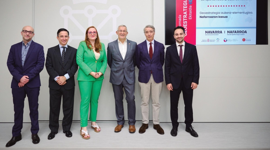 El vicepresidente primero y consejero de Presidencia e Igualdad del Gobierno de Navarra, Félix Taberna (tercero por la derecha), con investigadores del Real Instituto Elcano, en la jornada “La geoestrategia como caso de oportunidad. El caso de Navarra”, celebrada ayer en Pamplona.