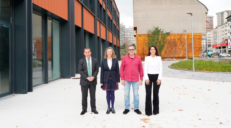 Izq. a dcha.: Txaber Ouro, director general de Sprilur; Izaskun Goñi, presidenta de la AP de Pasaia; Teo Alberro, alcalde de Pasaia; Azahara Domínguez, diputada de Movilidad, Turismo y Ordenación del Territorio de la Diputación Foral de Gipuzkoa.