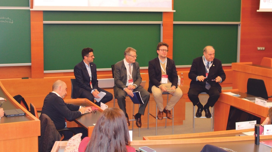 Desde la izquierda: Mihalis Markakis, Profesor de Operaciones de IESE y moderador de la mesa; Santiago Garcia-Milà, subdirector general de Estrategia, Desarrollo de Negocio e innovación de Port de Barcelona; Manuel Szapiro, jefe de representación de la Comisión Europea; y Senen Florensa, director General del European Institute of the Mediterranean (IEMed). Foto C.C.