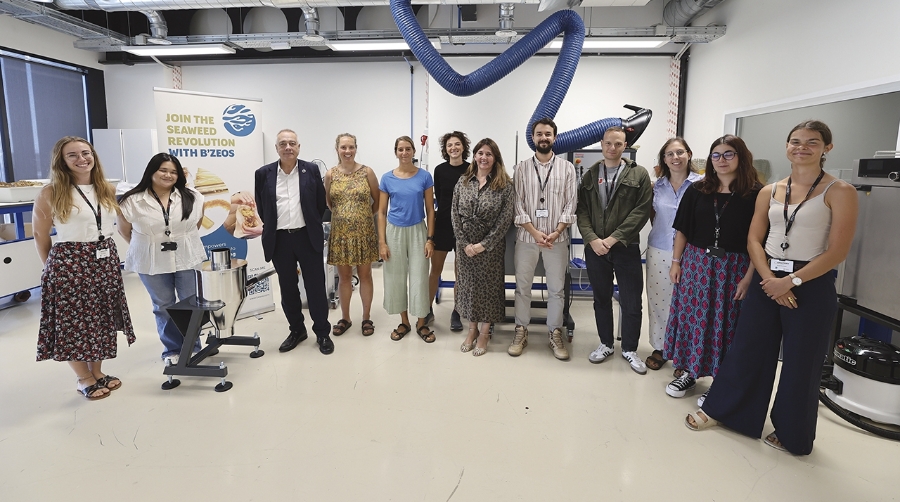 Pere Navarro y Blanca Sorigué junto al equipo de B’Zeos