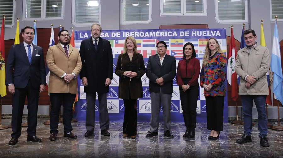 El Puerto de Huelva celebra el I Encuentro de Cónsules Iberoamericanos de Andalucía en Huelva, con la presencia de distintas asociaciones iberoamericanas.