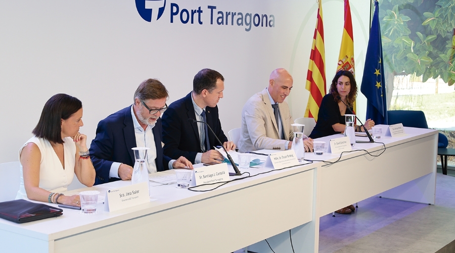 De izquierda a derecha: Jara Salor, directora de Go Transport, Santiago J. Castellà, presidente de Port Tarragona, Òscar Ordeig, conseller de Agricultura, Ganadería, Pesca y Alimentación de la Generalitat de Catalunya, David Sánchez, director general de Transportes del Gobierno de Aragón, y Ainhoa Prado, jefa de Dependencia de Agricultura y Pesca, Subdelegación del Gobienro de Tarragona. Foto J.M.