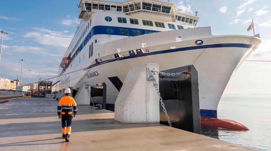 El buque de GNL “Salamanca” de Brittany Ferries en el Puerto de Santander.