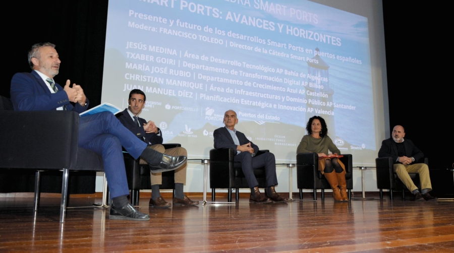 Francisco Toledo, director de la Cátedra Smart Ports; Jesús Medina, jefe del Área de Desarrollo Tecnológico de la Autoridad Portuaria de Ageciras; Txaber Goiri, jefe del Departamento de Transformación Digital de la Autoridad Portuaria de Bilbao; María José Rubio, jefa del Departamento de Economía Azul de PortCastelló y Juan Manuel Díez, jefe de Planificación Estratégica y Transformación de la Autoridad Portuaria de Valencia. Foto: J.C.P.