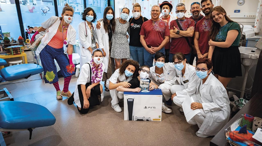 Coordinadora Solidaria entrega una Playstation 5 al área de oncología pediátrica del Hospital Álvaro Cunqueiro de Vigo