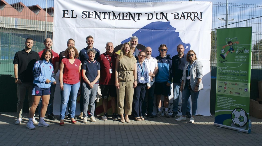 Representantes de Aportem y del Atlético Nazaret, junto a Rocio Gil, Concejala de deportes, igualdad y educación del Ayuntamiento de Valencia.