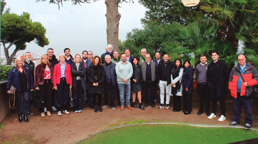 Una veintena de asociados participaron en la asamblea de ATEC. Foto M.V.
