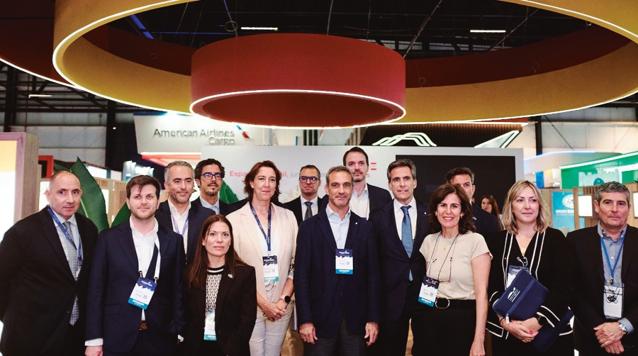 El consejero Económico y Comercial Jefe de la Oficina Económica y Comercial de la Embajada de España en Sao Paulo, Urbano Murillo (en el centro), departió con los representantes de los puertos españoles presentes en la feria.