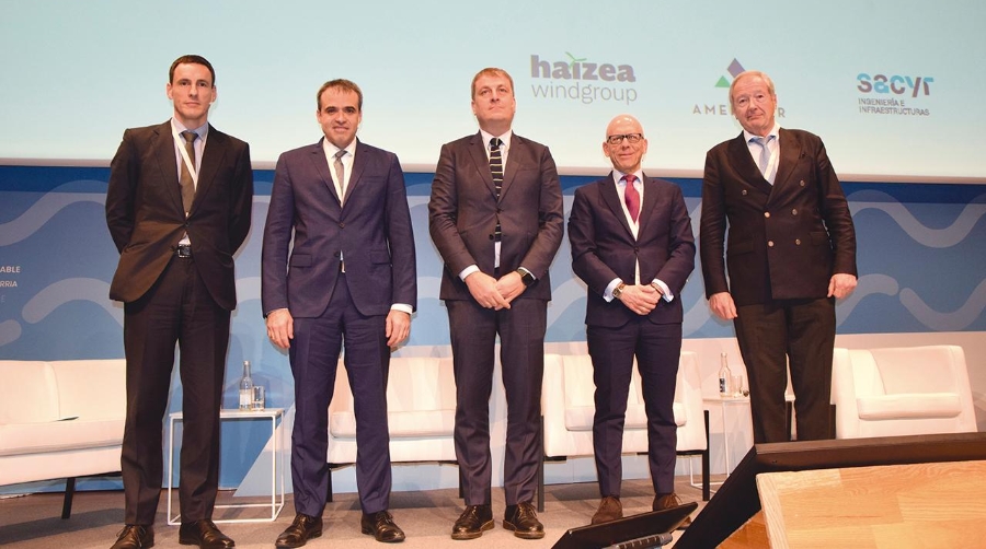 Andima Ormaetxe, conductor de la mesa; Aitor Arzuaga, de Alba Emission Free Energy; Roberto Castilla, de Brittany Ferries; Pedro López, de Ewals Cargo; e Ignacio Barrón, de Innovative Business. Foto M.C.