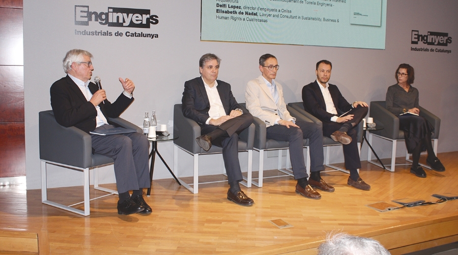 Joan Josep Vallvé, presidente de la Comisión de Logística del Col·legi d’Enginyers; Enrique Escribano, Associate -Industrial &amp; Logistic en Cushman &amp; Wakefield; Josep Torrella, director de Desarrollo de Torrella Enginyeria - Arquitectura; •Delfí López , director de ingeniería en Onilsa; y Elisabeht de Nadal, Lawyer and Consultant in Sustainability, Business &amp; Human Rights en Cuatrecasas. Foto M.V.