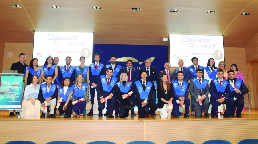Alumnos que recibieron su diploma junto a las autoridades presentes en el acto. Foto J.C.P.