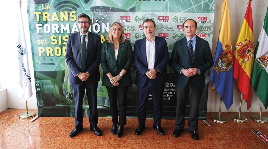 De izquierda a derecha: Álvaro Rodríguez Dapena, presidente de Puertos del Estado; Marifrán Carazo, consejera de Fomento, Articulación del Territorio y Vivienda; Mariano Hoya, secretario general de UGT FICA; y Gerardo Landaluce, presidente de la APBA.