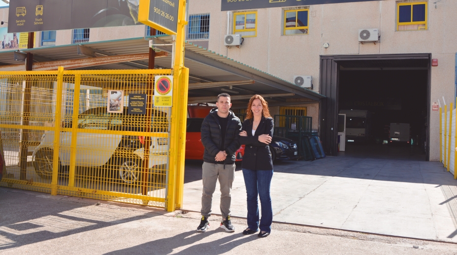 Daniel Castaño y Gema Horcajada, gerentes de Auto Glass Mediterráneo by Cristalbox, en sus instalaciones de Puerto de Sagunto. Foto J.C.P.