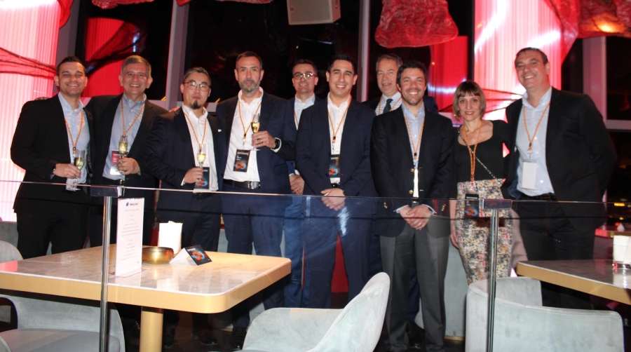 Equipo de Hapag Lloyd Spain celebrando el evento Gemini Cooperation. En la imagen, Jesper Kanstrup, managing director de Hapag Lloyd Spain, tercero por la izquierda, y a su derecha, Juan Pablo Richards, managing director de Hapag Lloyd en el Sur de Europa. Foto C.C.
