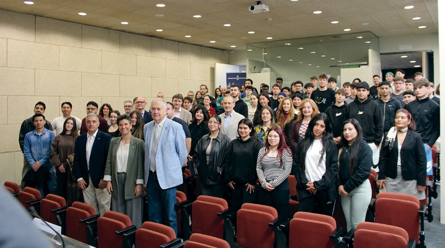 La segunda promoción de alumnos de los cursos de Transporte Marítimo del INS Les Salines. Foto: J.M.